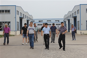 公司領(lǐng)導(dǎo)陪同樁公司機械分會領(lǐng)導(dǎo)公司觀摩