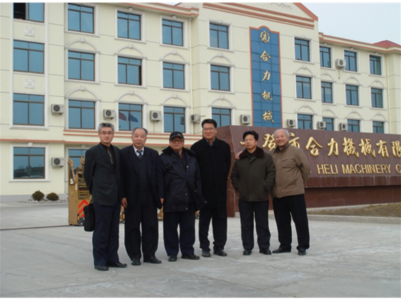 韓國專家和中國樁工機械專家來廠考察與公司領(lǐng)導(dǎo)合影留