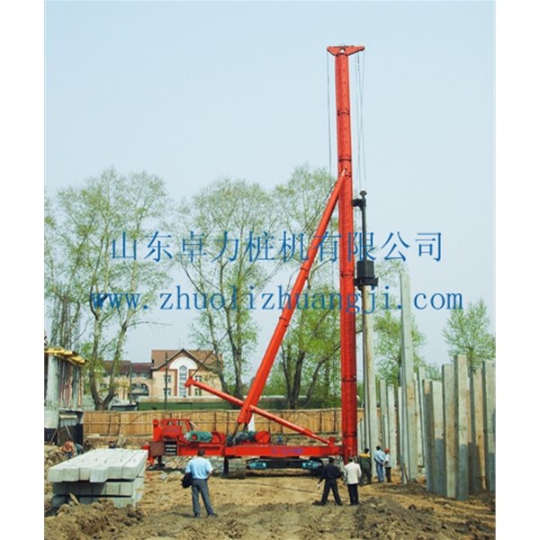 帶樁機配置導桿式柴油錘俄羅斯施工現(xiàn)場